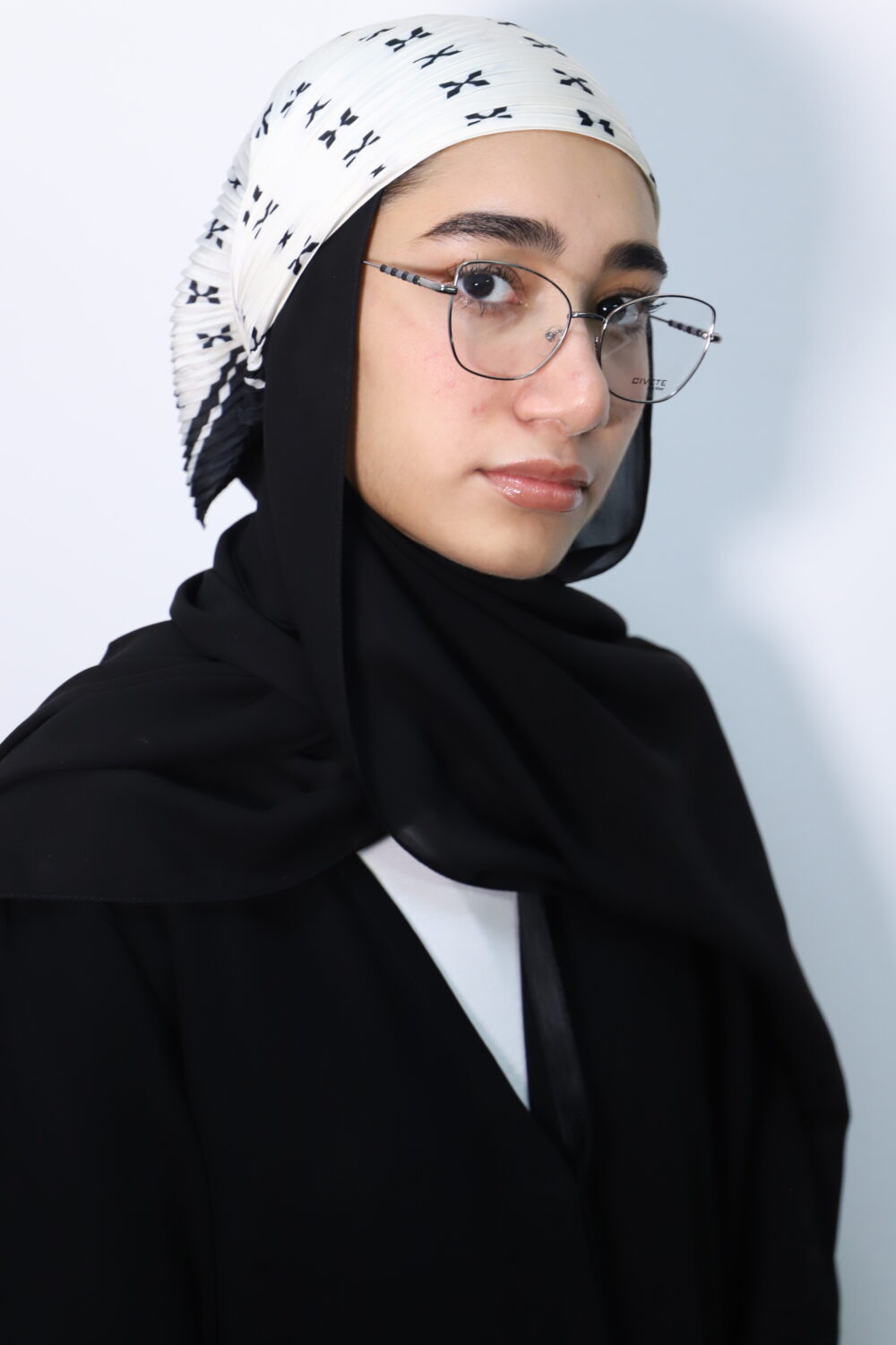 Modern Transparent Frame Eyewear - Image 3