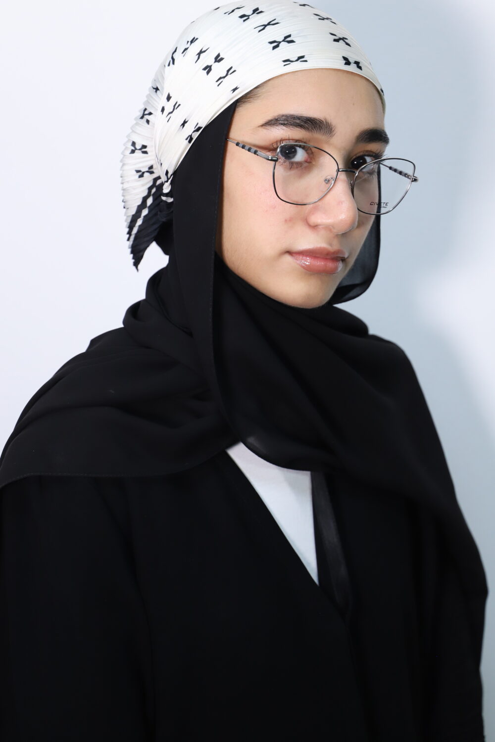 Modern Transparent Frame Eyewear - Image 4
